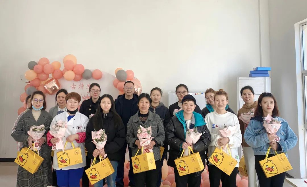 安徽古特生物科技有限公司于2022年3月8日组织开展了节日活动，公司全体女职工及特邀嘉宾—总经理秦永发先生在温馨愉快的氛围中共度女神节。
